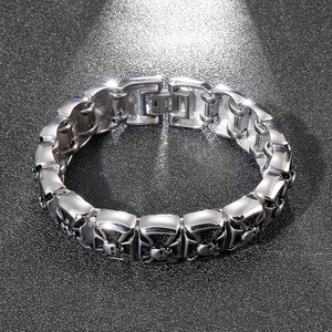 Close-up of 316L stainless steel bracelet featuring skull and cross link details