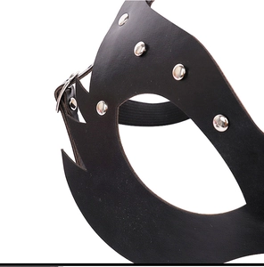 Dettaglio della maschera da coniglio in pelle nera con borchie in metallo e fibbia regolabile