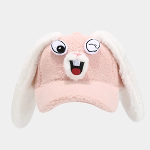 Detail der süßen rosa Plüsch-Hasen-Basecap mit langen weißen Ohren und Gesicht