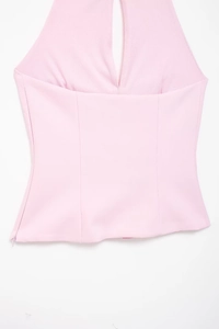 Detail des rosa Neckholder-Tops mit unsichtbarem Seitenreißverschluss und Stofftextur