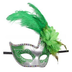 Dettaglio della maschera con piume verdi, decori glitter argento e strass scintillanti
