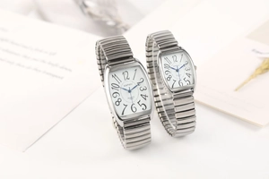 Détail de montres à quartz vintage tonneau argentées avec bracelets métalliques extensibles