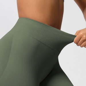 Nahaufnahme der olivgrünen Yoga-Hose mit hoher Taille und elastischem Rippenstrick-Detail