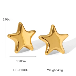 Detailed view of 18K gold star earrings with 1.98cm dimensions and weight specifications