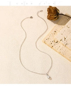 Vue détaillée du collier en argent S925 avec pendentif solitaire ovale en moissanite