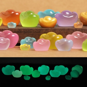 Luminous resin gold sycee ornaments in mixed colors and sizes with night glow effect