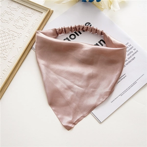 Detailansicht eines rosa Satin-Dreieck-Kopftuchs mit Gummiband für Damen-Styling