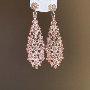 Orecchini pendenti lunghi con strass rosa e design a forma di rombo a più strati eleganti
