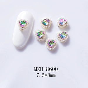 Vue macro de gemmes aurora en forme de cœur 7,5x8mm avec perles pour décor nail art 3D