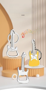 Vue détaillée des porte-clés décapsuleurs en forme de guitare sur un support géométrique 3D