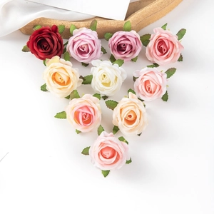 Vista cenital de rosas de seda artificiales de colores para manualidades y decoración