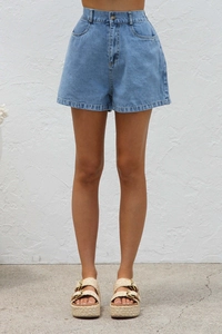 Vue détaillée du short en jean à taille haute avec cinq poches et ourlet roulé