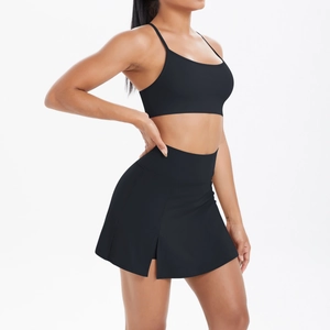 Detail eines schwarzen Sport-Sets mit Trägertop und Tennisrock mit seitlichem Schlitz