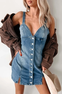 Nahaufnahme der hellblauen Denim-Kleid mit Metallknöpfen und brauner Cordjacke