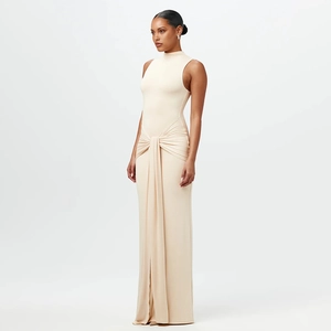 Robe longue beige sans manches avec nœud à la taille et fente latérale haute