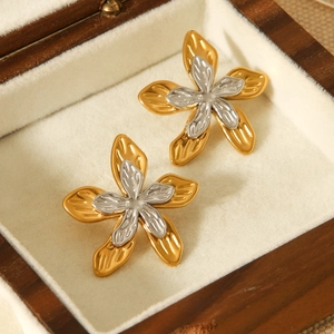 Boucles d'oreilles fleur bicolore or et argent en acier inoxydable dans un écrin bois