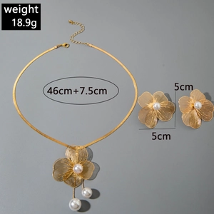 Détail d'une parure feuille de ginkgo avec perles et pétales en fil doré tressé