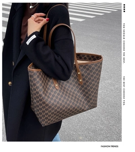 Vista street style di una grande borsa tote monogramma marrone da donna in città
