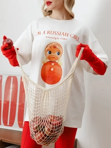 Λευκό βαμβακερό t-shirt με ρετρό γραφικό κούκλας και τύπωμα σλόγκαν ρωσίδας κοπέλας