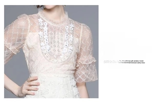 Détails de broderies florales et appliques de pétales 3D sur robe ivoire chic