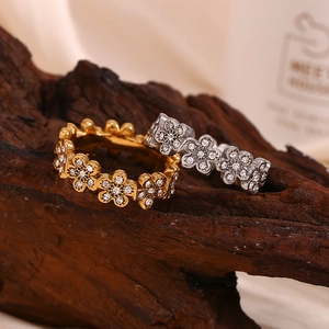 Bagues marguerites en or 18 carats et argent avec cristaux micro-pave sur bois