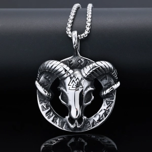Gros plan du pendentif crâne de bélier argenté avec symbole Valknut et runes vikings
