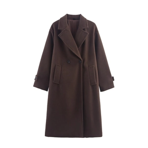 Manteau long en laine marron foncé avec col à revers et boutons à double boutonnage