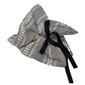 Chouchou géant à carreaux noir et blanc avec long nœud en satin noir et broderie