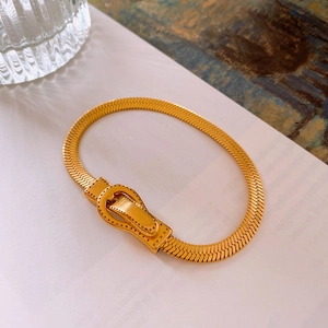 Détail du collier à maille serpent dorée avec fermoir magnétique en forme de boucle de ceinture