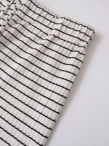Détail d'un short en tricot à rayures noires et blanches avec cordon de serrage élastique