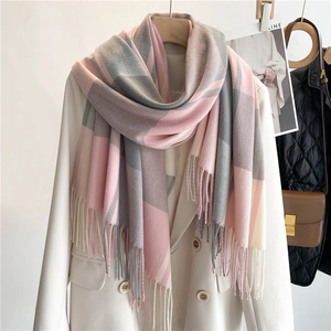Sciarpa a quadri rosa e grigi con frange su blazer bianco per outfit autunno e inverno