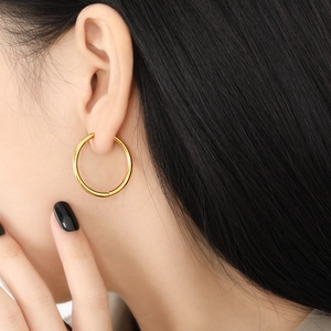 Minimalist 30mm golden round hoop earrings made of high-quality polished titanium steel