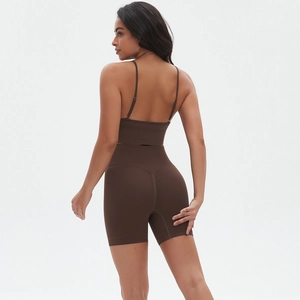 Detailansicht der nahtlosen Fitness-Shorts und des braunen Sport-BHs von hinten