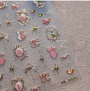 Gros plan d'autocollants 3D pour ongles avec chat rose, étoiles dorées et nœuds M-780