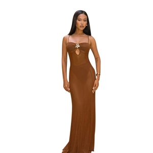Ensemble robe maxi marron en tulle transparent avec boucle fleur en métal et épaules nues