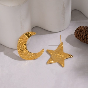Boucles d'oreilles élégantes en acier inoxydable doré avec texture martelée étoile et lune