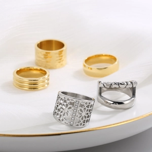 Detailopname van diverse geometrische 18K gouden en zilveren ringen op een tray