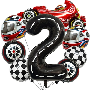 Racewagen ballonset 2 jaar met rode auto, helm en geblokte vlaggen decoratie