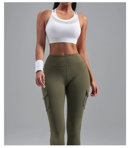 Détail de la brassière blanche et du legging de yoga vert olive à poches hautes