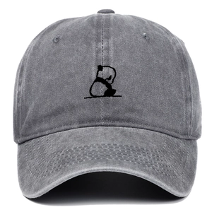 Detail der grauen Baseballkappe aus gewaschener Baumwolle mit Panda-Stickerei und Vintage-Stil