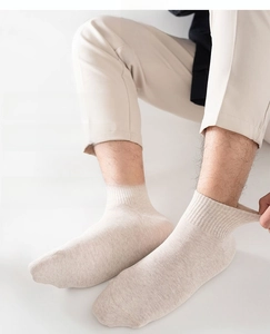 Detail der Herrensocke aus Baumwolle mit Lycra-Fasern für Elastizität und Passform