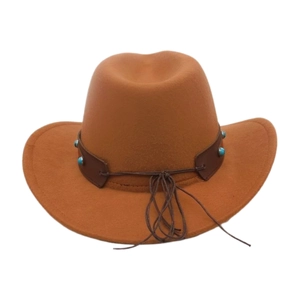 Détail du chapeau de cowboy en feutre caramel avec décorations turquoise et cuir