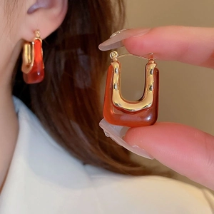 U-shaped square earrings in golden metal and translucent amber resin for daily wear
