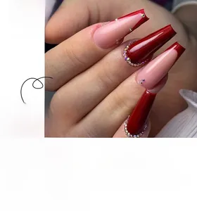 Détail de faux ongles French cercueil bordeaux avec accents de petits strass brillants