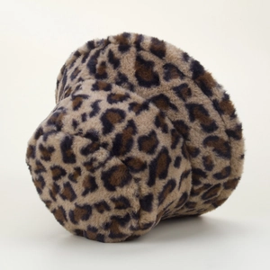 Gros plan sur la texture pelucheuse à motif léopard de ce chapeau bob élégant