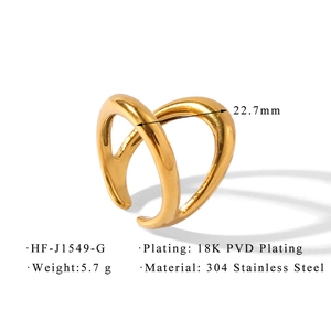 Dettaglio della placcatura in oro 18K PVD e della trama in acciaio inox su un anello