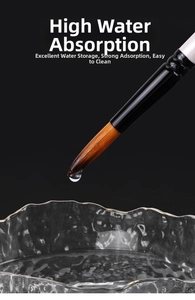 Vue macro d'une pointe de pinceau en nylon avec une goutte d'eau sur fond noir