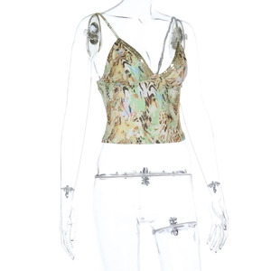 Detail van gebloemde camisole met V-hals, abstracte print en gouden lovert goudkleurige pailletten
