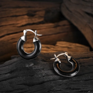 Orecchini a cerchio minimalisti in argento con smalto nero su trama scura