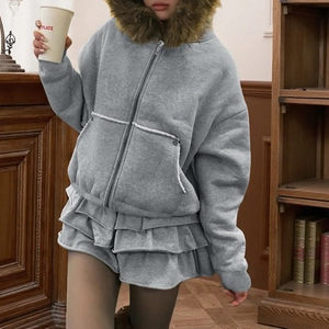 Ensemble sweat à capuche gris avec col en fausse fourrure et short à ourlet volanté
